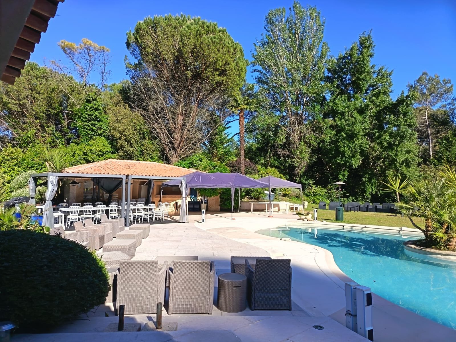 Californian Villa — piscine et terrasse à Mougins